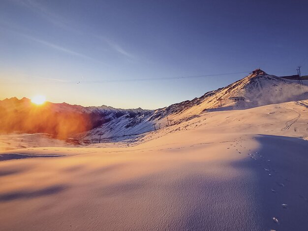 Der erste Schnee mit Sonnenaufgang auf Parsenn Davos | © Davos Klosters Mountains