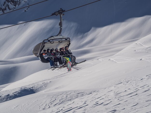Gruppe Skifahrer auf Sessellift  | © Davos Klosters Mountains 