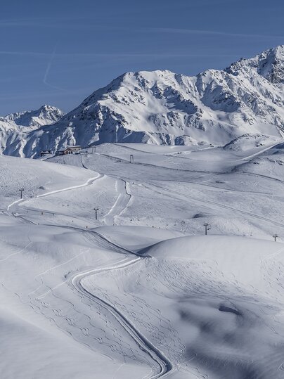 Winterliches Bergpanorama auf Parsenn mit Blick in Richtung Gotschna. | © Davos Klosters Mountains