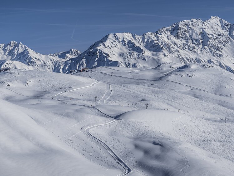 Winterliches Bergpanorama auf Parsenn mit Blick in Richtung Gotschna. | © Davos Klosters Mountains