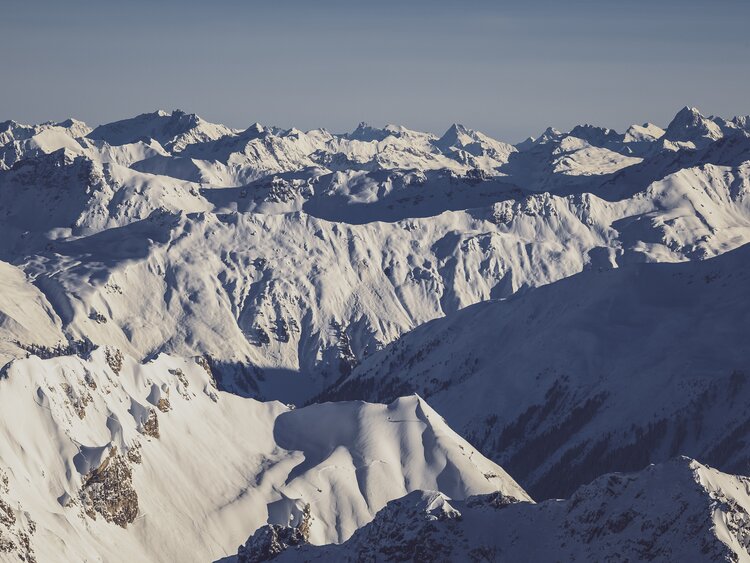 Bergkulisse von Davos Klosters mit Blick ins Prättigau. | © Davos Klosters Mountains