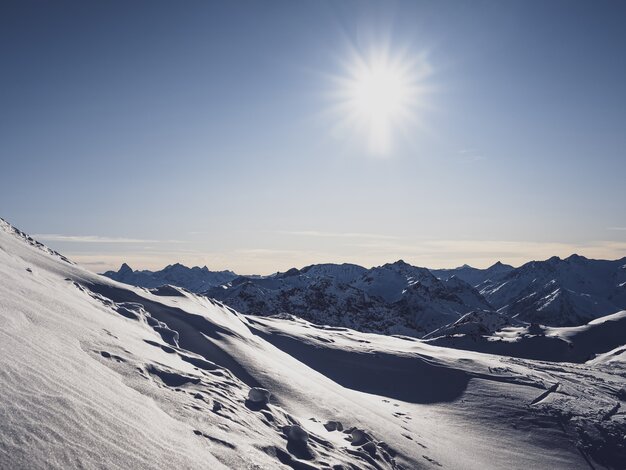 Winterliches Bergpanorama bei strahlender Mittagssonne. | © Davos Klosters Mountains