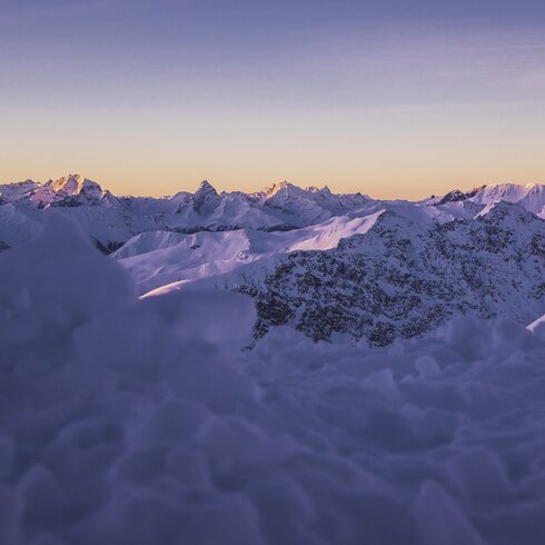 Bergpanorama bei Sonnenaufgangsstimmung mit Blick in Richtung Tinzenhorn. | © Davos Klosters Mountains