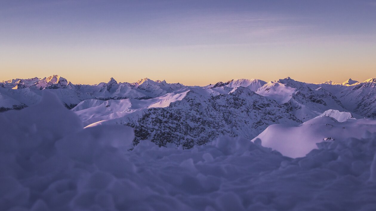 Bergpanorama bei Sonnenaufgangsstimmung mit Blick in Richtung Tinzenhorn. | © Davos Klosters Mountains