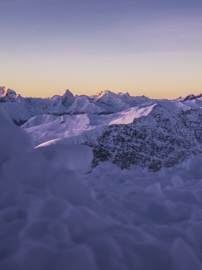 Bergpanorama bei Sonnenaufgangsstimmung mit Blick in Richtung Tinzenhorn. | © Davos Klosters Mountains