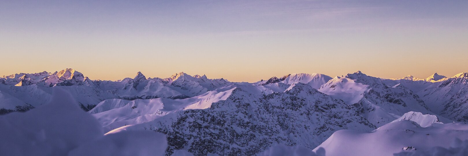 Mountain panorama with sunrise mood with view towards the Tinzenhorn. | © Davos Klosters Mountains