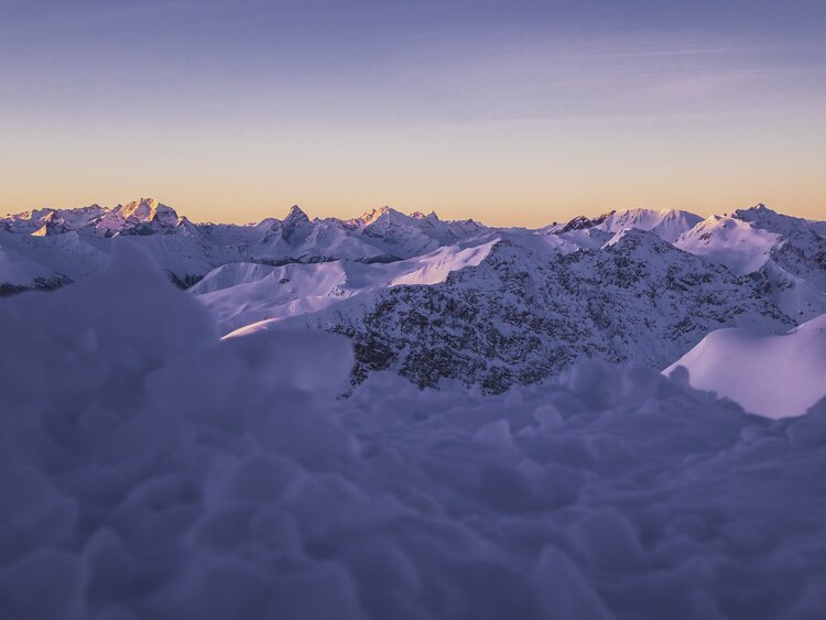 Bergpanorama bei Sonnenaufgangsstimmung mit Blick in Richtung Tinzenhorn. | © Davos Klosters Mountains