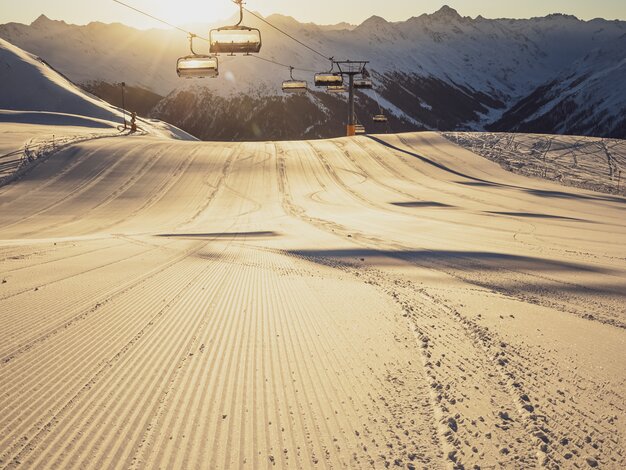 Sonnenaufgang und frisch präparierte Piste am Dorftäli. | © Davos Klosters Mountains