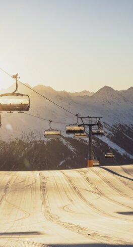 Sonnenaufgang und frisch präparierte Piste am Dorftäli. | © Davos Klosters Mountains