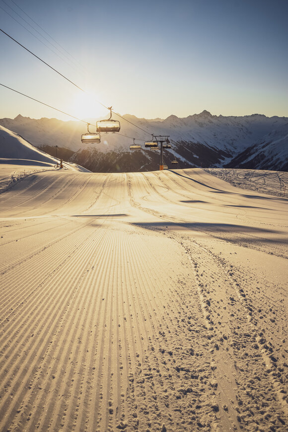 Sunrise and a freshly prepared slope at Dorftäli. | © Davos Klosters Mountains