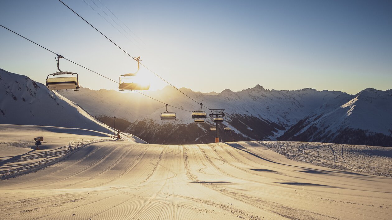 Sonnenaufgang und frisch präparierte Piste am Dorftäli. | © Davos Klosters Mountains