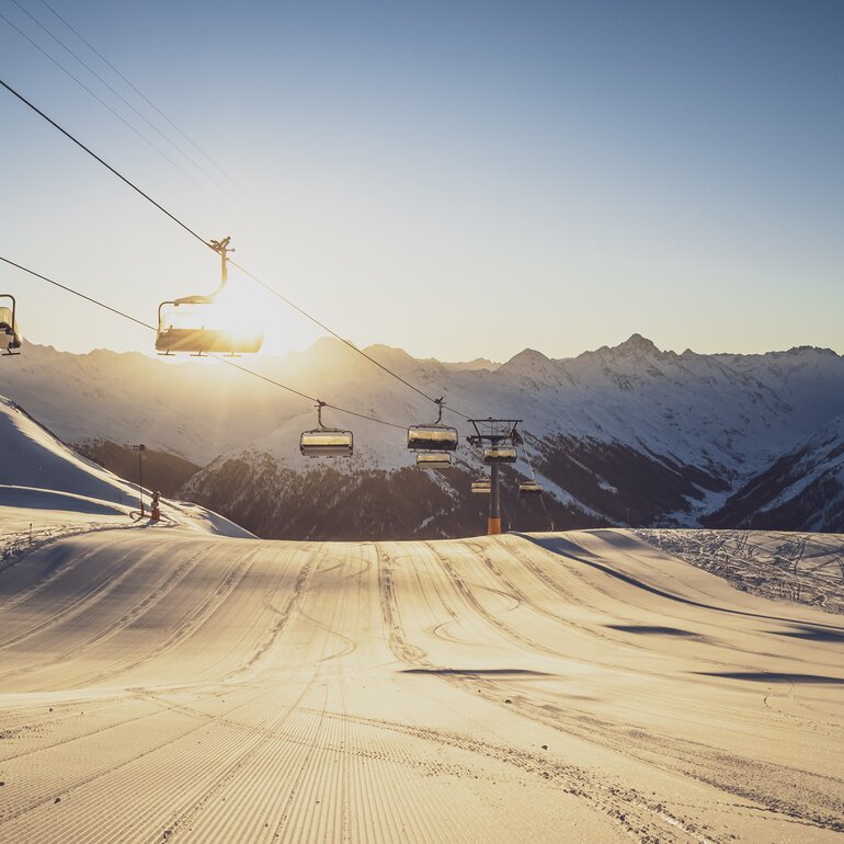 Sunrise and a freshly prepared slope by the Dorftäli. | © Davos Klosters Mountains