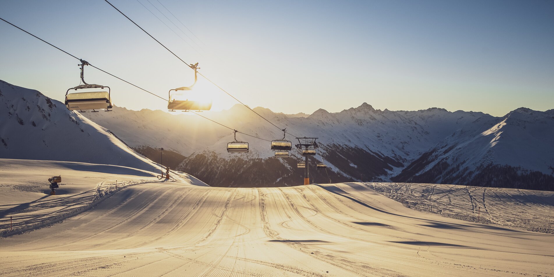 Sonnenaufgang und frisch präparierte Piste am Dorftäli. | © Davos Klosters Mountains