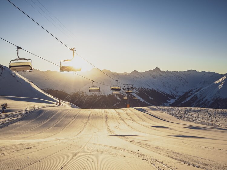 Sonnenaufgang und frisch präparierte Piste am Dorftäli. | © Davos Klosters Mountains