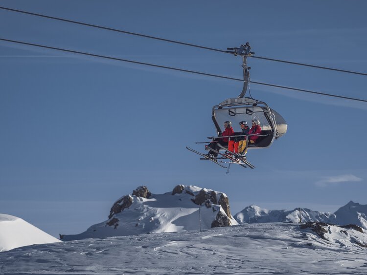 Gäste werden auf dem Sessellift Rapid zum Weissfluhjoch befördert. | © Davos Klosters Mountains