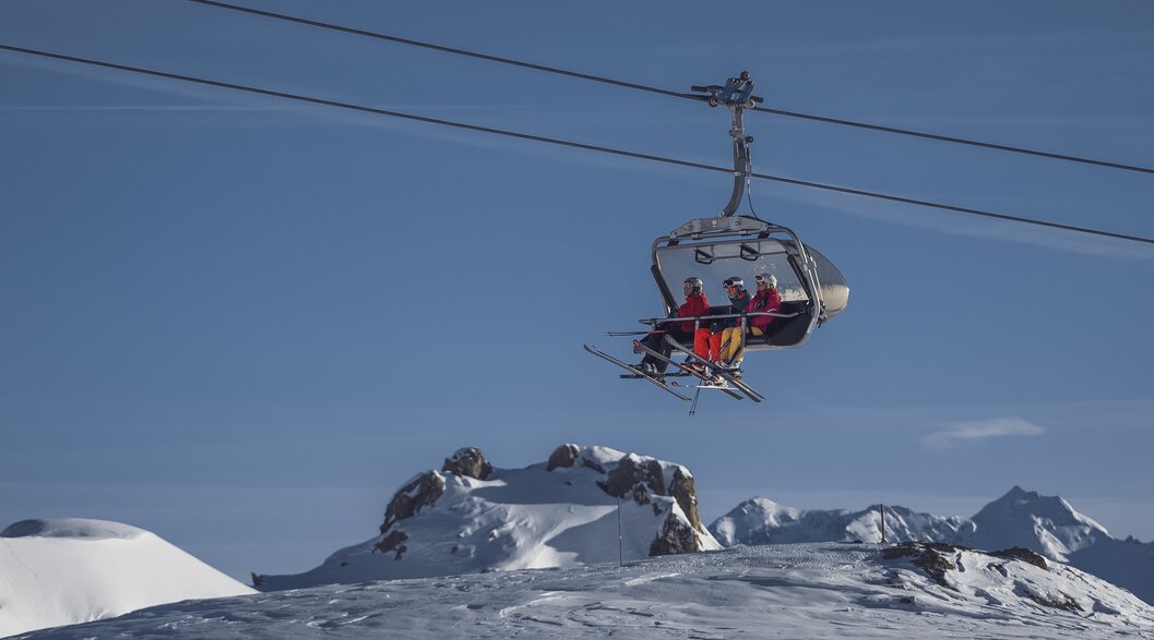Gäste werden auf dem Sessellift Rapid zum Weissfluhjoch befördert. | © Davos Klosters Mountains