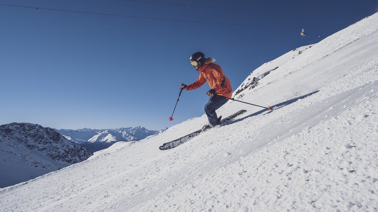Schwedische Skifahrerin fährt auf Skiern die Gipfel Abfahrt richtung Weissfluhjoch hinunter. | © Davos Klosters Mountains