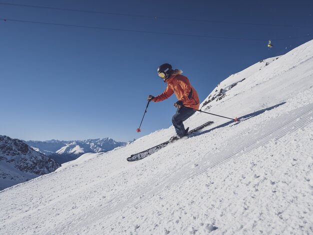 Schwedische Skifahrerin fährt auf Skiern die Gipfel Abfahrt richtung Weissfluhjoch hinunter. | © Davos Klosters Mountains