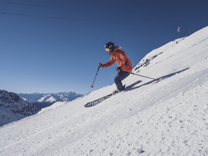 Schwedische Skifahrerin fährt auf Skiern die Gipfel Abfahrt richtung Weissfluhjoch hinunter. | © Davos Klosters Mountains