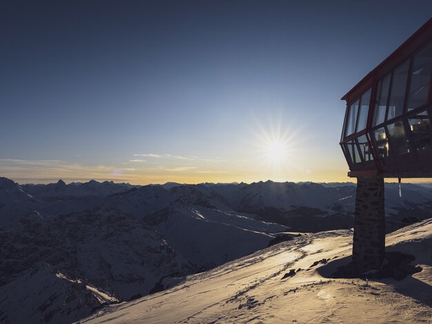 Wunderbare Sicht auf den Sonnenuntergang vom Gipfel Restaurant auf dem Weissfluhgipfel. | © Davos Klosters Mountains