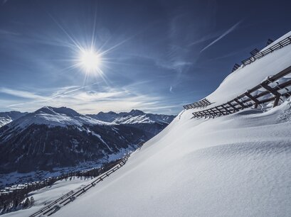 Blick über das verschneite Davos bis hin zum Jakobshorn. | © Davos Klosters Mountains