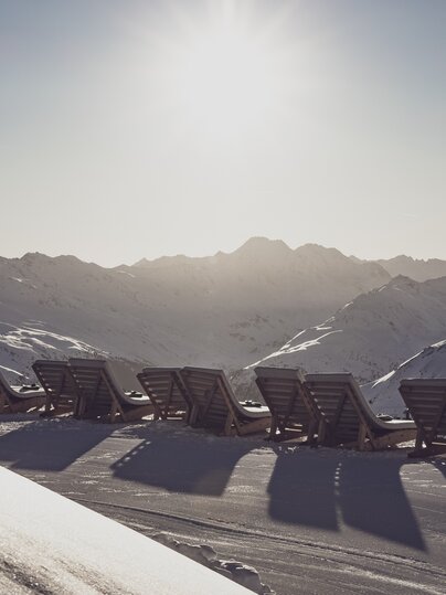 Liegestühle im Schnee mit Blick in die Berge. | © Davos Klosters Mountains