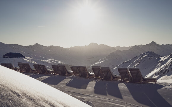 Liegestühle im Schnee mit Blick in die Berge. | © Davos Klosters Mountains