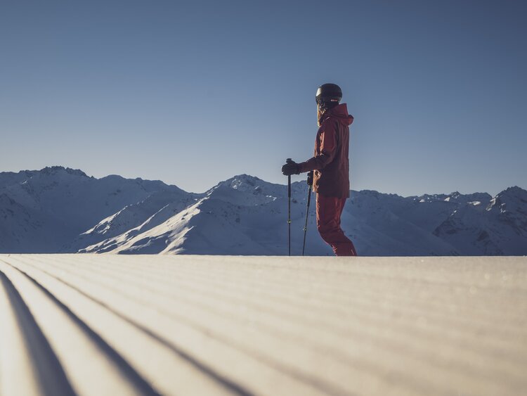 Schwedische Skifahrerin bereit für die erste Abfahrt auf frisch präparierter Piste am frühen Morgen. | © Davos Klosters Mountains