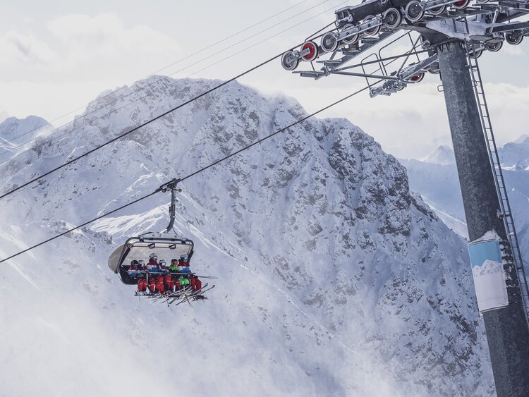 Gruppe Skifahrer wird vom Rapid Sessellift auf das Weissfluhjoch befördert. | © Davos Klosters Mountains