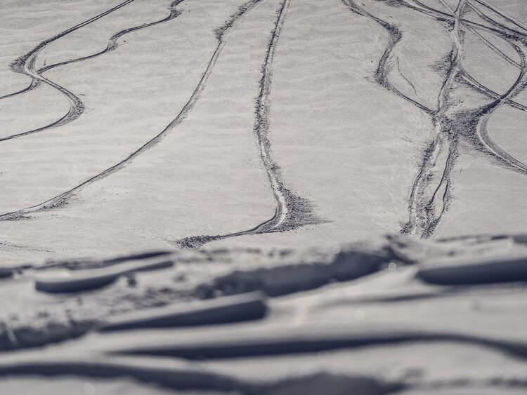 Skispuren im Schnee. | © Davos Klosters Mountains