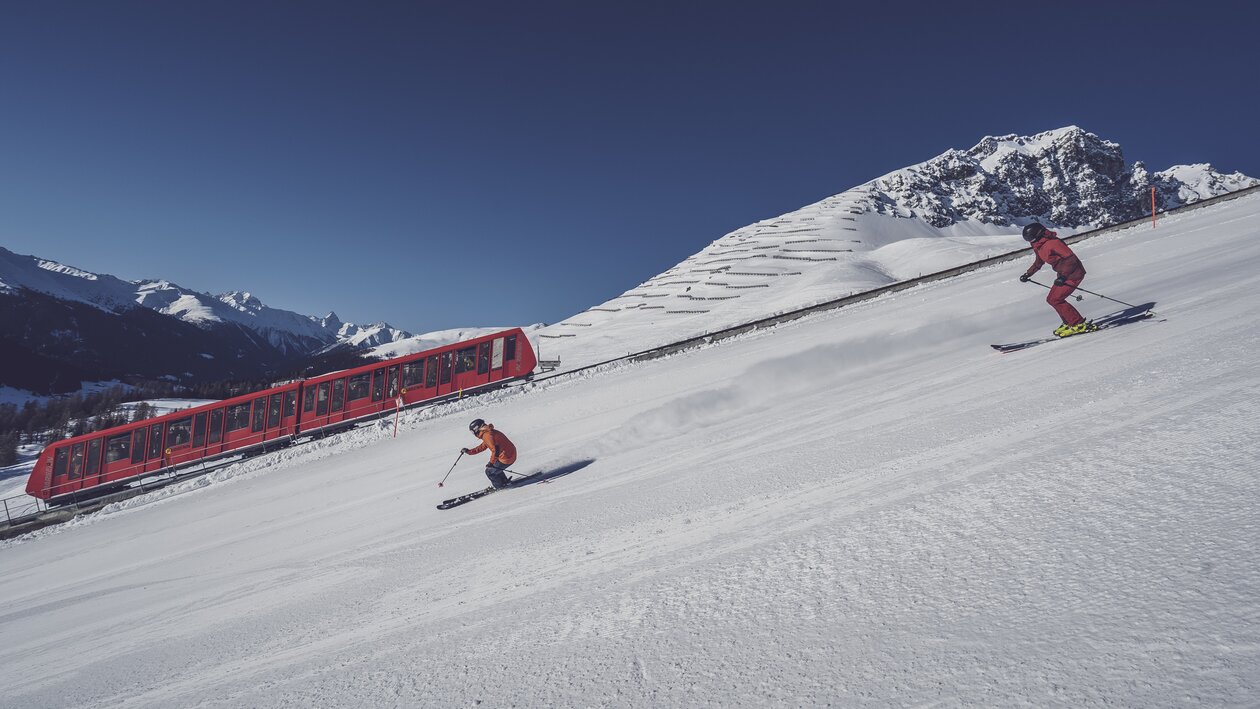 Schwedische Skifahrerinnen kräuzen die Parsennbahn auf der Talabfahrt nach Davos. | © Davos Klosters Mountains