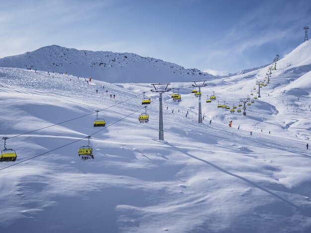 Totalp Sesselift erleuchtet mit seinen gelben Wetterschutzhauben im Sonnenlicht. | © Davos Klosters Mountains