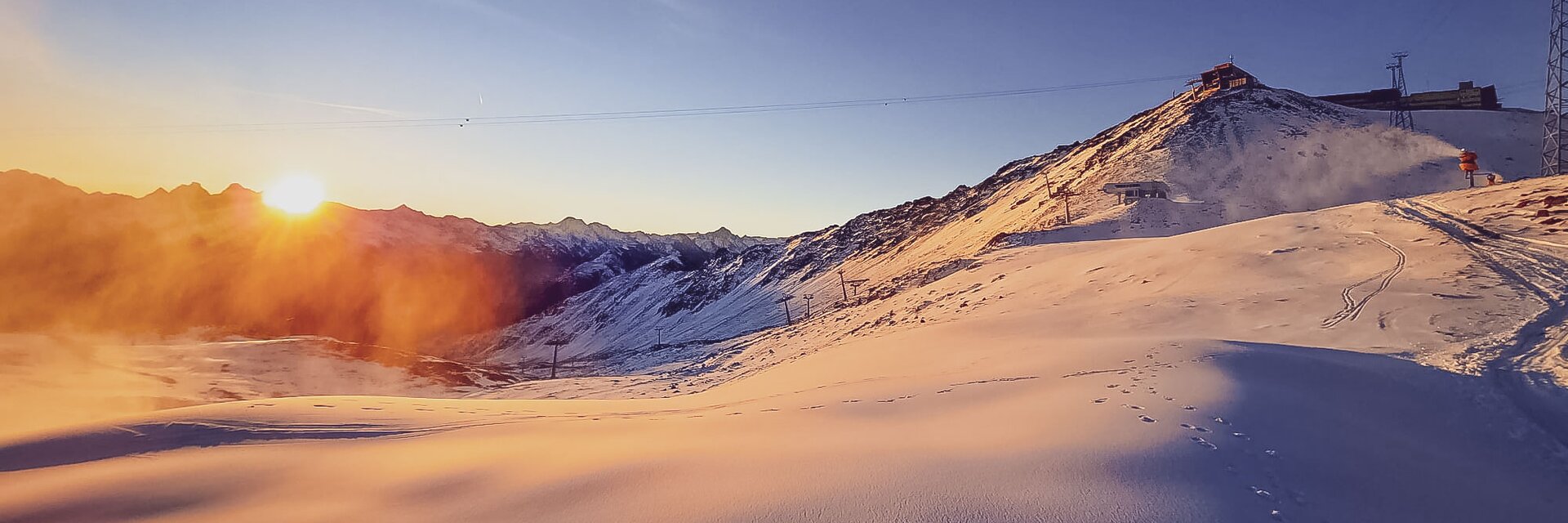 Der erste Schnee mit Sonnenaufgang auf Parsenn Davos | © Davos Klosters Mountains Der erste Schnee mit Sonnenaufgang auf Parsenn Davos | © Davos Klosters Mountains