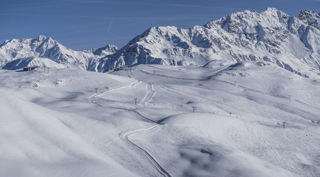 Winterliches Bergpanorama Parsenn | © Davos Klosters Mountains Winterliches Bergpanorama auf Parsenn mit Blick in Richtung Gotschna. | © Davos Klosters Mountains