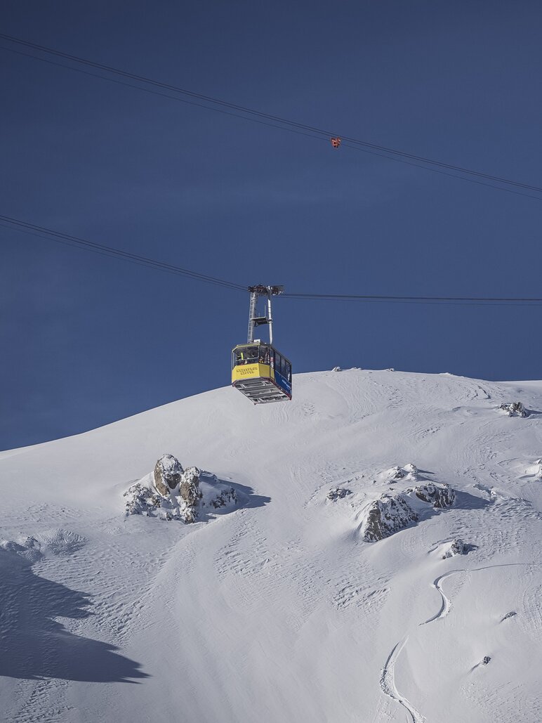 Mountain station Weissfluhgipfel | © Davos Klosters Mountains Gondola on the way up to the Weissfluhgipfel mountain station. | © Davos Klosters Mountains