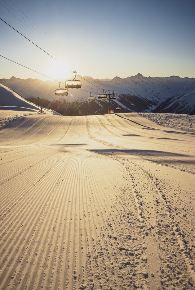 Sonnenaufgang Dorftäli | © Davos Klosters Mountains Sonnenaufgang und frisch präparierte Piste am Dorftäli. | © Davos Klosters Mountains