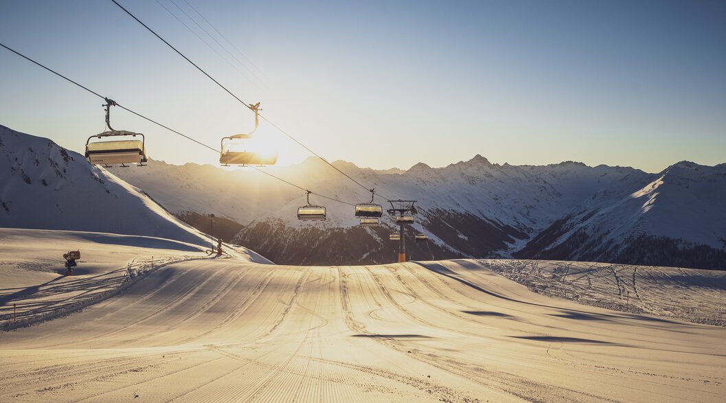 Sonnenaufgang Dorftäli | © Davos Klosters Mountains Sonnenaufgang und frisch präparierte Piste am Dorftäli. | © Davos Klosters Mountains