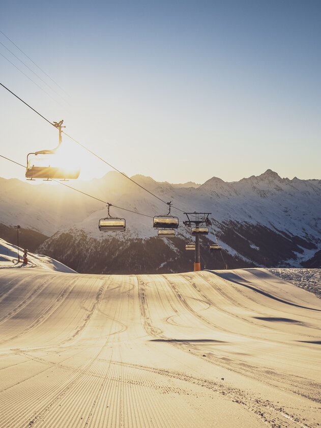 Sonnenaufgang Dorftäli | © Davos Klosters Mountains Sonnenaufgang und frisch präparierte Piste am Dorftäli. | © Davos Klosters Mountains