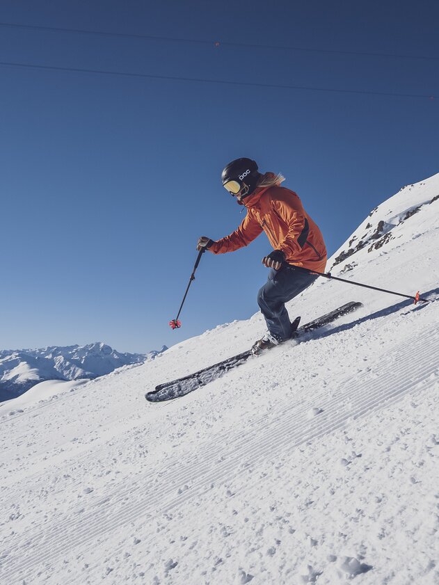Weissfluhgipfel Abfahrt | © Davos Klosters Mountains Schwedische Skifahrerin fährt auf Skiern die Gipfel Abfahrt richtung Weissfluhjoch hinunter. | © Davos Klosters Mountains