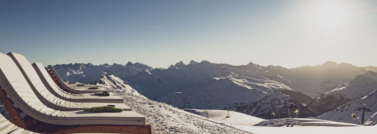 Deck chairs Totalp | © Davos Klosters Mountains Deck chairs in the snow with a view towards the mountains. | © Davos Klosters Mountains