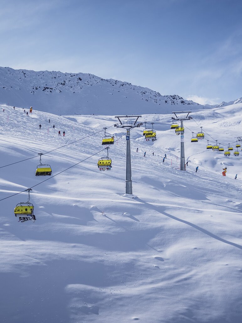Totalp Sessellift | © Davos Klosters Mountains Totalp Sesselift erleuchtet mit seinen gelben Wetterschutzhauben im Sonnenlicht. | © Davos Klosters Mountains