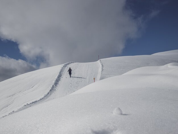 Frau spaziert gemütlich auf dem Winterwanderweg auf Pischa. | © Davos Klosters Mountains