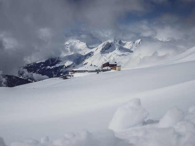 Restaurant bei der Bergstation Pischa von der Ferne. | © Davos Klosters Mountains