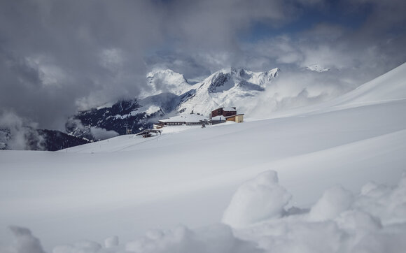 Restaurant at the Pischa mountain station from a distance. | © Davos Klosters Mountains