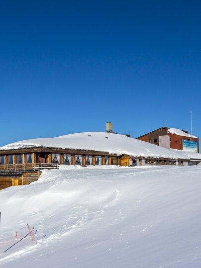 Bergstation Pischa unter dem strahlend blauen Himmel. | © Davos Klosters Mountains