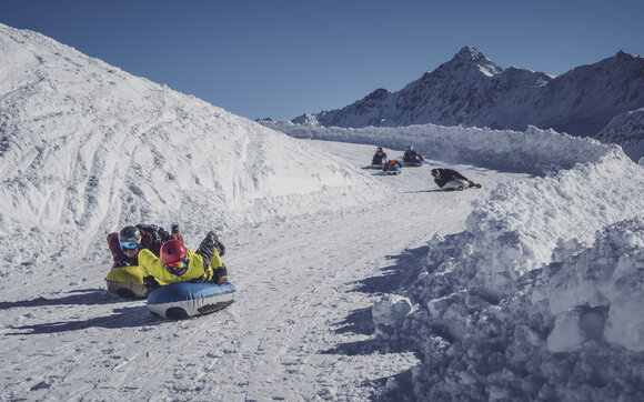 A group of airboarders whizzes headlong down the marked path. | © Davos Klosters Mountains