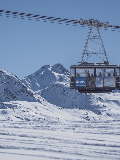 Gondel befördert Gäste ins Skigebiet Pischa bei traumhaftem Wetter. | © Davos Klosters Mountains