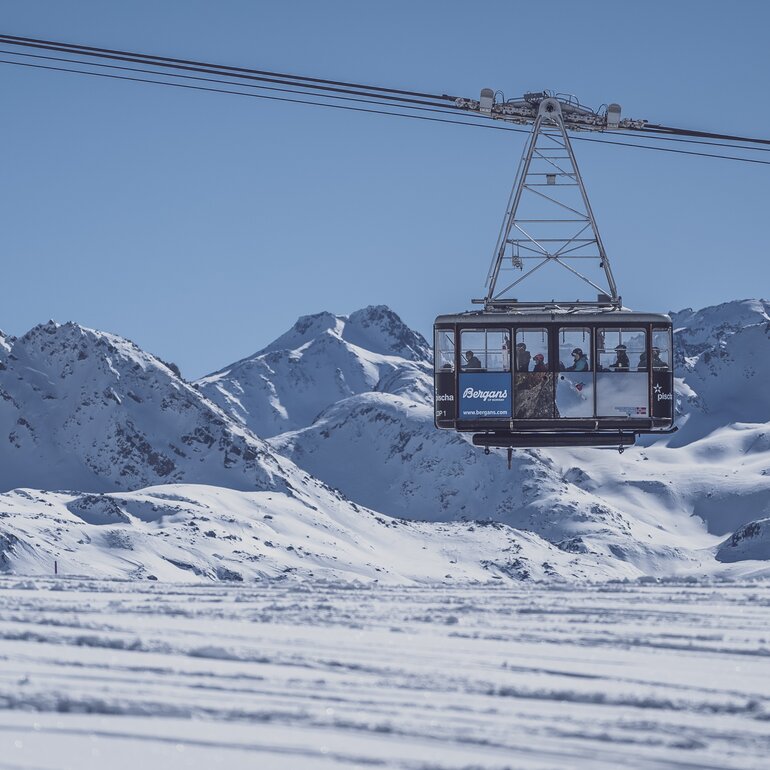 Gondola transports guests to the ski area Pischa during a beautiful day. | © Davos Klosters Mountains