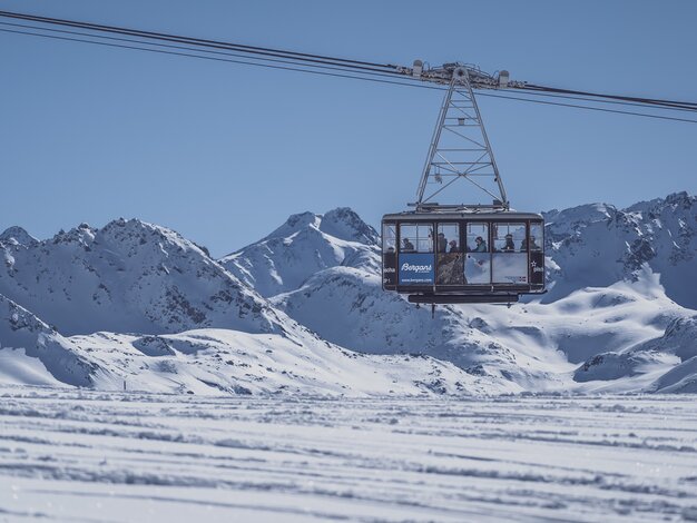 Gondel befördert Gäste ins Skigebiet Pischa bei traumhaftem Wetter. | © Davos Klosters Mountains