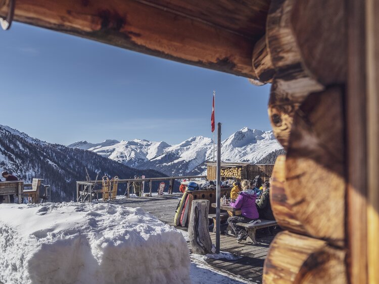 Sonnenterrasse des Restaurants Mäderbeiz auf Pischa. | © Davos Klosters Mountains